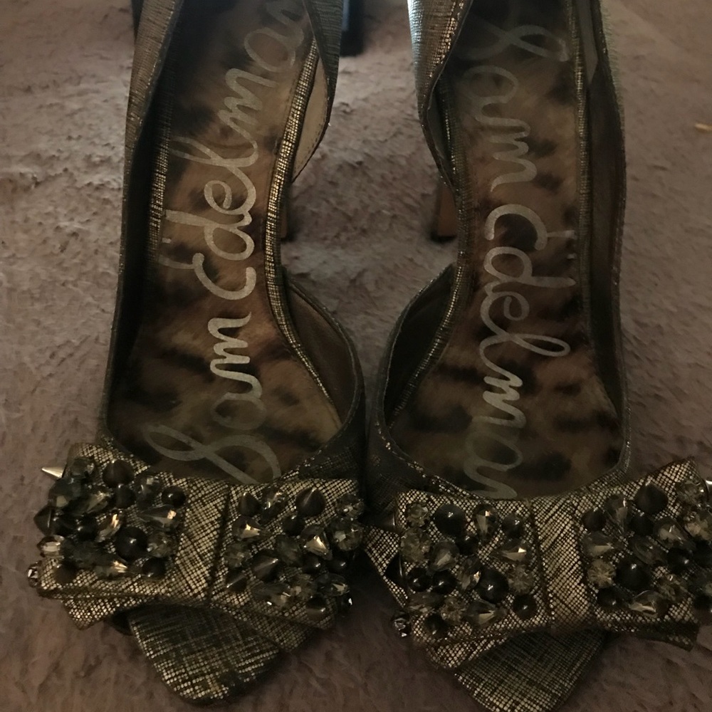 BEAUTIFUL STUDDED HEELS 